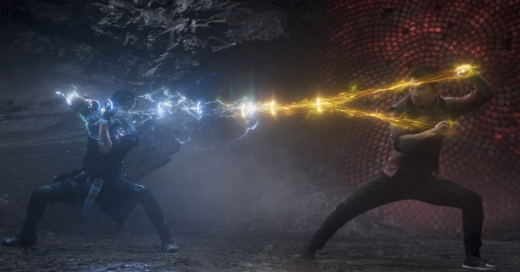 O Mandarim e Shang-Chi lutam usando os Dez Anéis
