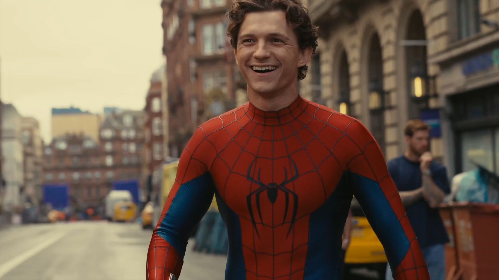 Tom Holland sorri em still de Spider-Man: Brand New Day