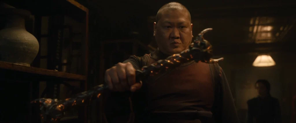 Wong segura o Bastão de Watoomb em Doutor Estranho
