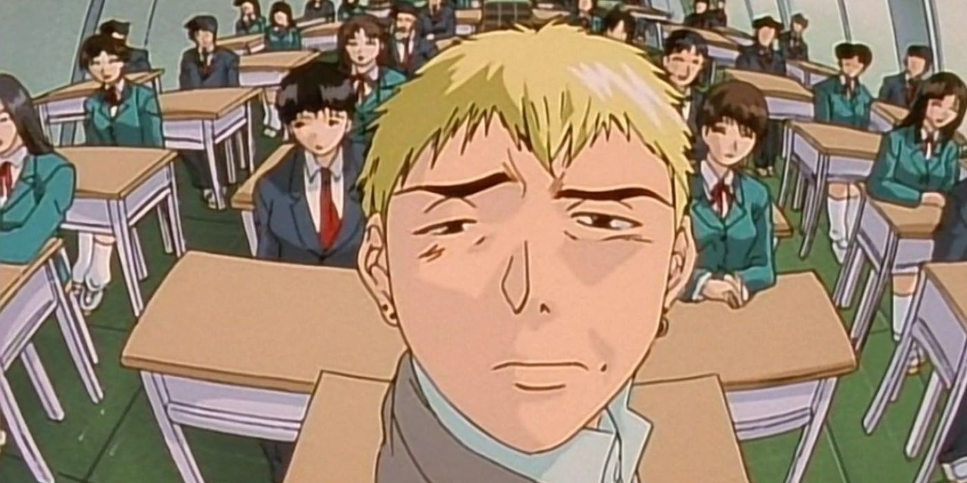 Onizuka olha para a câmera após se tornar professor em GTO