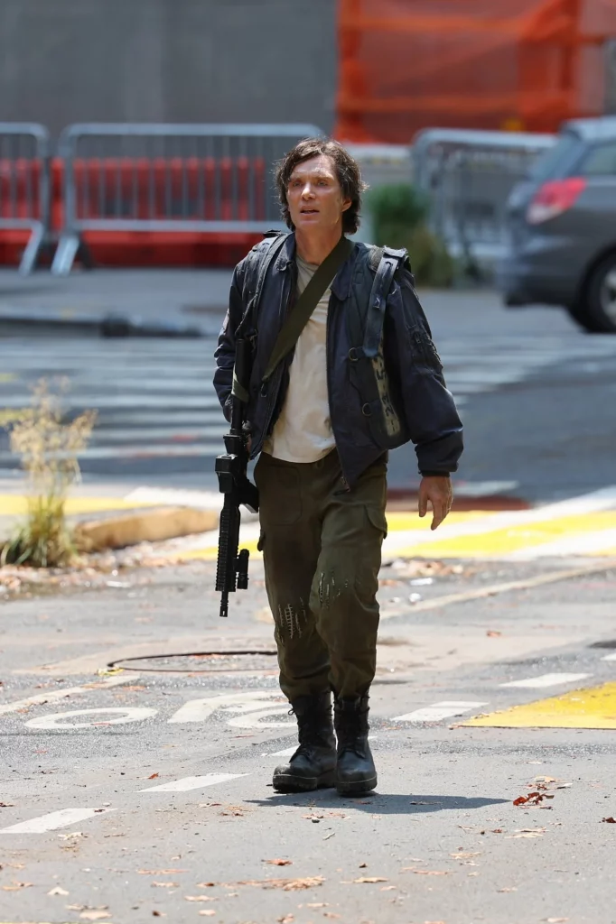 Cillian Murphy caracterizado como Emmett no set de Um Lugar Silencioso 3 - Reprodução Just Jared
