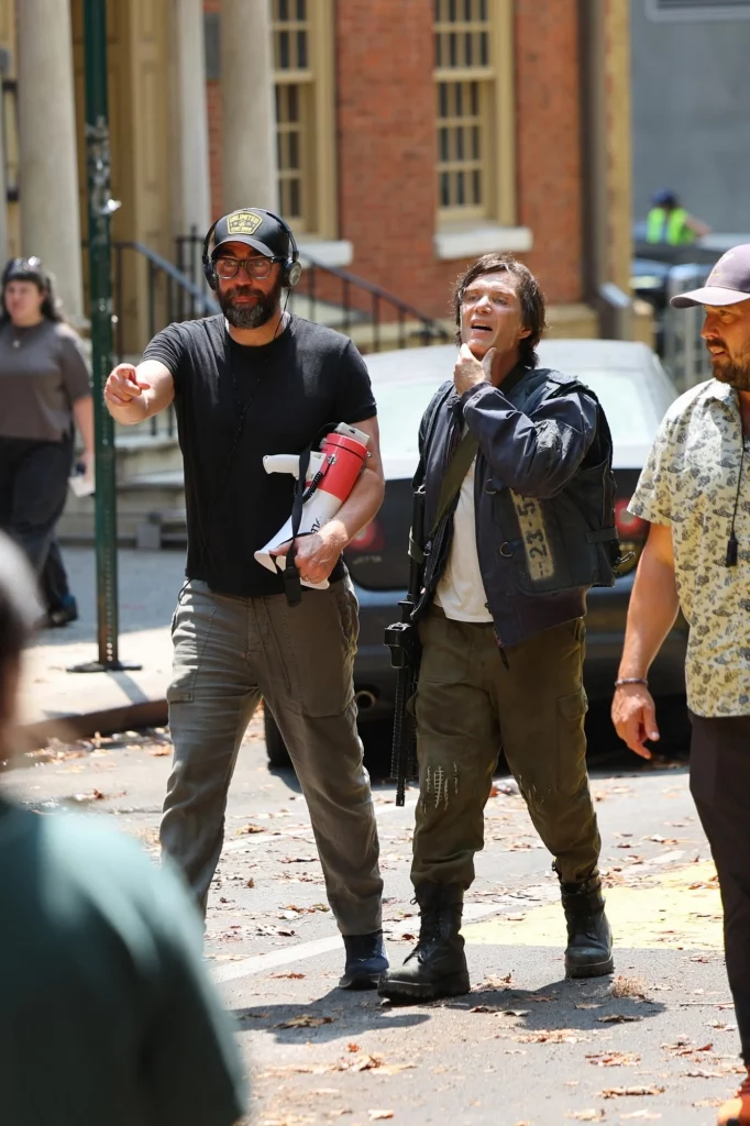 Cillian Murphy e John Krasinski no set de Um Lugar Silencioso 3 - Reprodução Just Jared