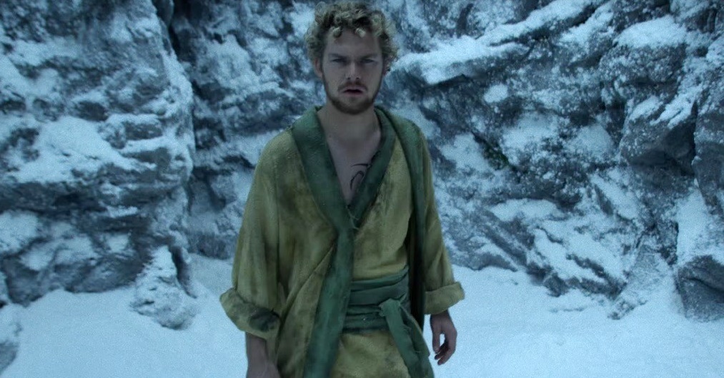 Finn Jones como Danny Rand na série Punho de Ferro da Netflix