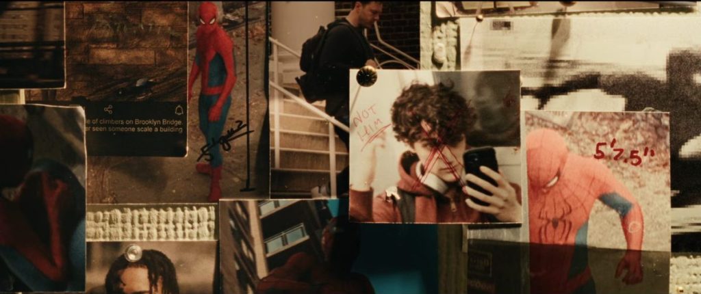 Ned Leeds com mural de investigação sobre o Homem-Aranha em Um Novo Dia