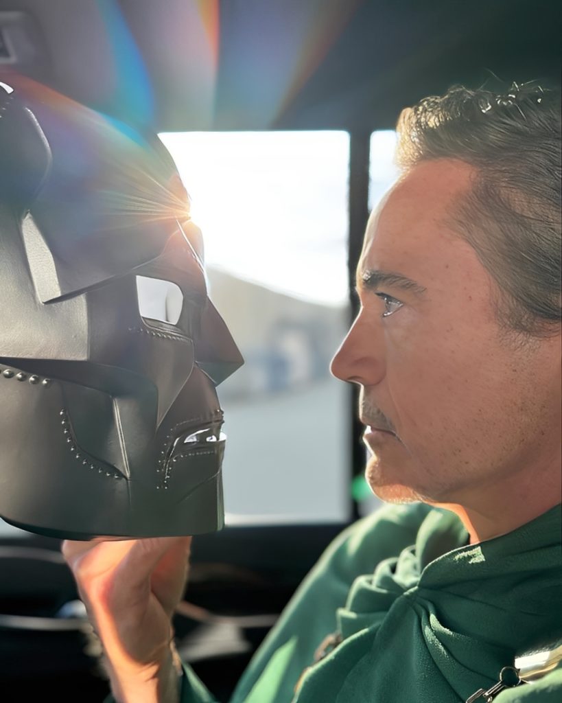 Robert Downey Jr. como Doutor Destino