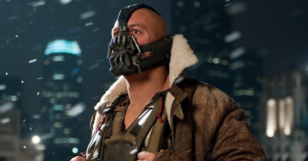 Bane, vivido por Tom Hardy em O Cavaleiro das Trevas