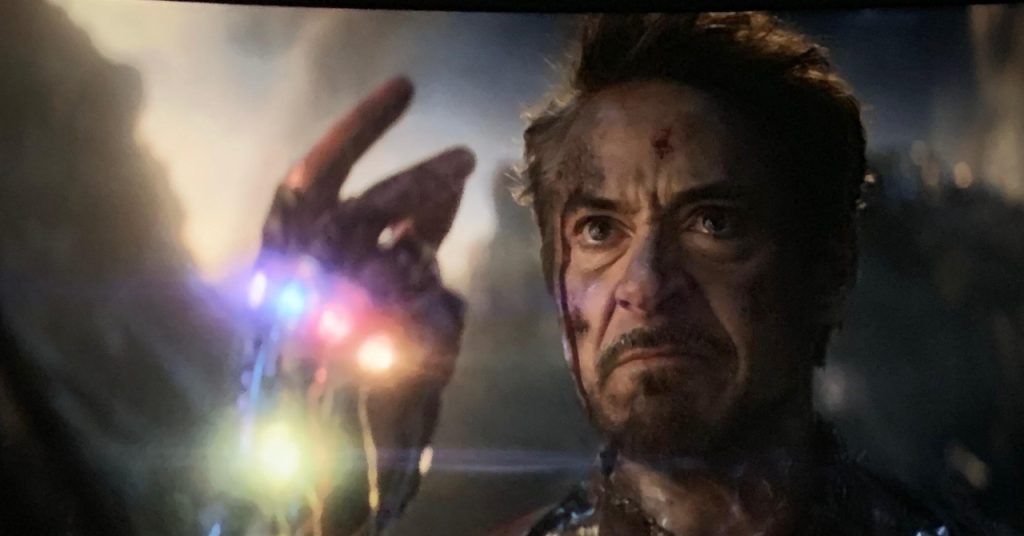 Tony Stark estala os dedos em Vingadores: Ultimato