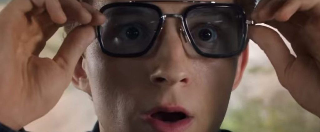 Peter Parker usando os óculos com o núcleo de E.D.I.T.H.