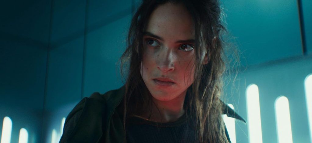 Treino intenso de Adria Arjona reacende teoria de que ela será a Mulher-Maravilha no DCU