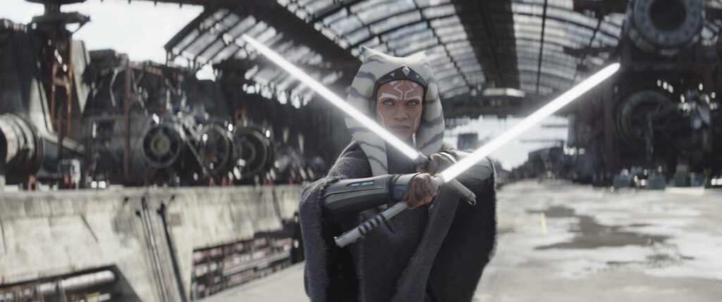 Ahsoka Tano empunhando dois sabres de luz - Reprodução: Disney/Lucasfilm