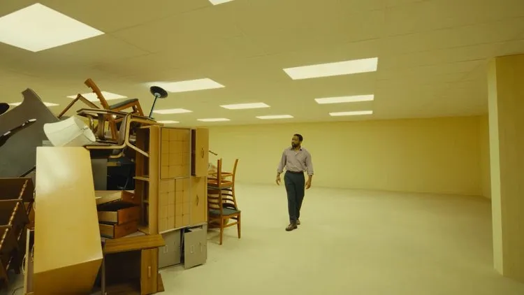 Cena de Backrooms: Um Não-Lugar