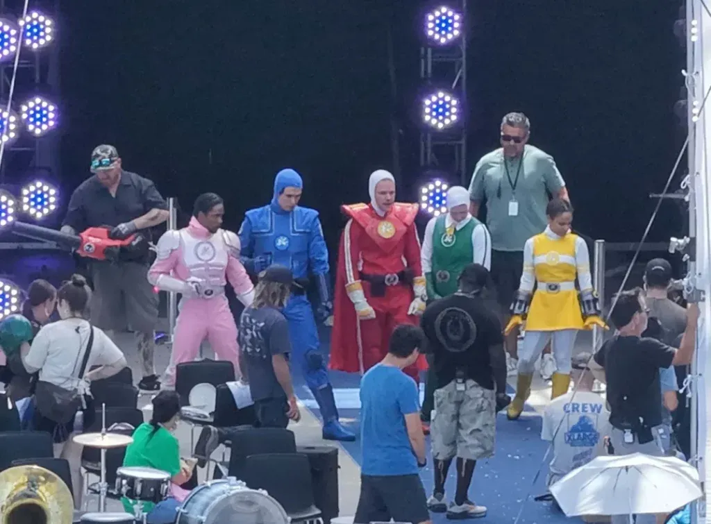 Matt Damon em figurino colorido no set de Thasnagar