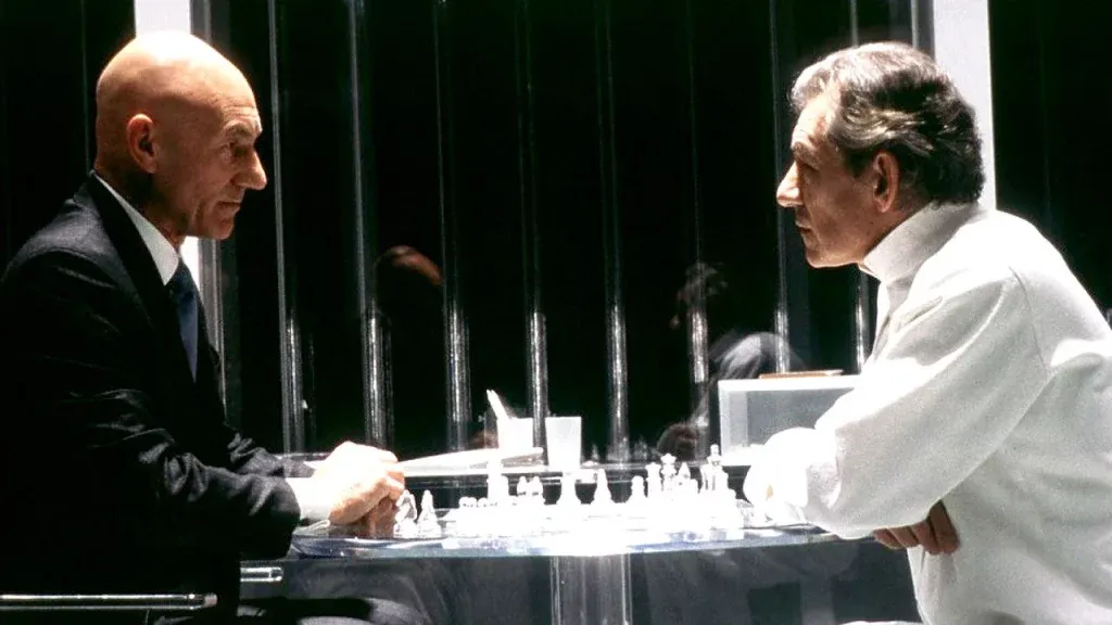 Charles Xavier e Magneto em cena de filme dos X-Men